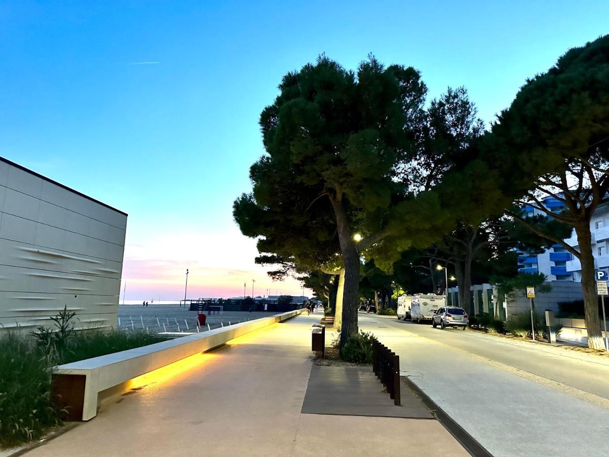 Beach Front Apartment Sabbiadoro Lignano Sabbiadoro Exteriör bild