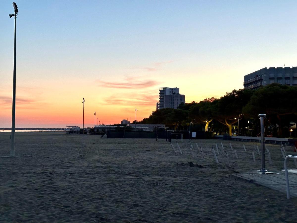 Beach Front Apartment Sabbiadoro Lignano Sabbiadoro Exteriör bild